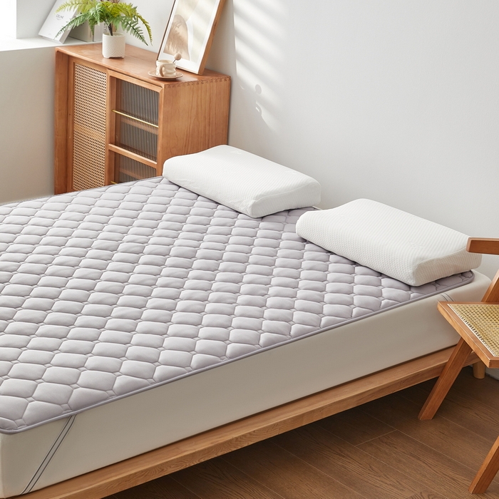 91家纺网 家纺一手货源 找家纺 祁恋婷家居 2025新款A类水洗棉藤席两用床褥 水洗棉灰-藤席床褥