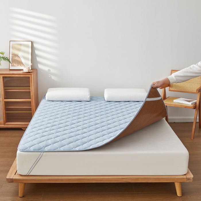 91家纺网 家纺一手货源 找家纺 祁恋婷家居 2025新款A类水洗棉藤席两用床褥 水洗棉蓝-藤席床褥