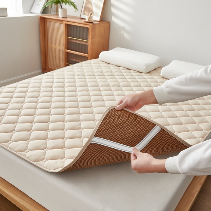 91家纺网 家纺一手货源 找家纺 祁恋婷家居 2025新款A类水洗棉藤席两用床褥 水洗棉驼-藤席床褥