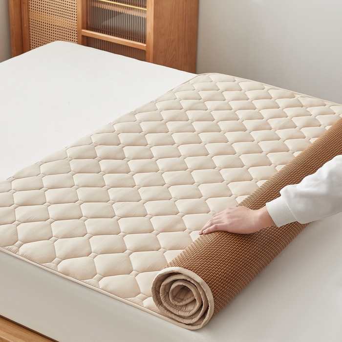 91家纺网 家纺一手货源 找家纺 祁恋婷家居 2025新款A类水洗棉藤席两用床褥 水洗棉驼-藤席床褥