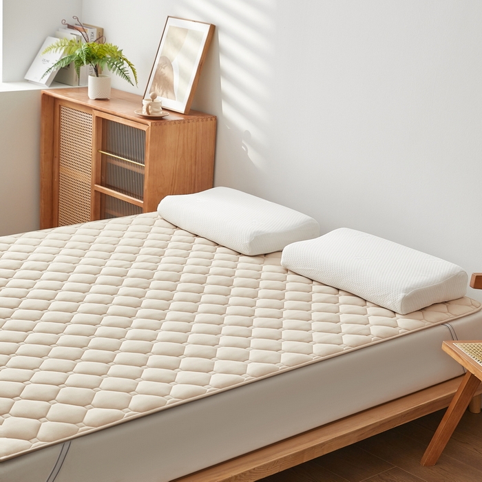 91家纺网 家纺一手货源 找家纺 祁恋婷家居 2025新款A类水洗棉藤席两用床褥 水洗棉驼-藤席床褥