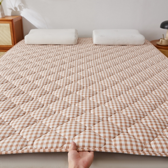 91家纺网 家纺一手货源 找家纺 祁恋婷家居 2025新款A类水洗棉藤席两用床褥 咖小格-藤席床褥