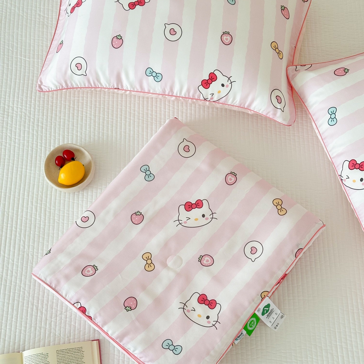 91家纺网 家纺一手货源 找家纺 西西家居 2025新款60支兰精天丝数码印花儿童夏被夏凉被空调被 蝴蝶结小猫