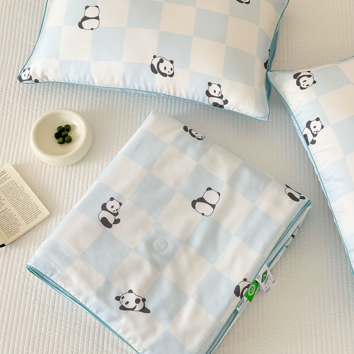 91家纺网 家纺一手货源 找家纺 西西家居 2025新款60支兰精天丝数码印花儿童夏被夏凉被空调被 格子熊猫-蓝