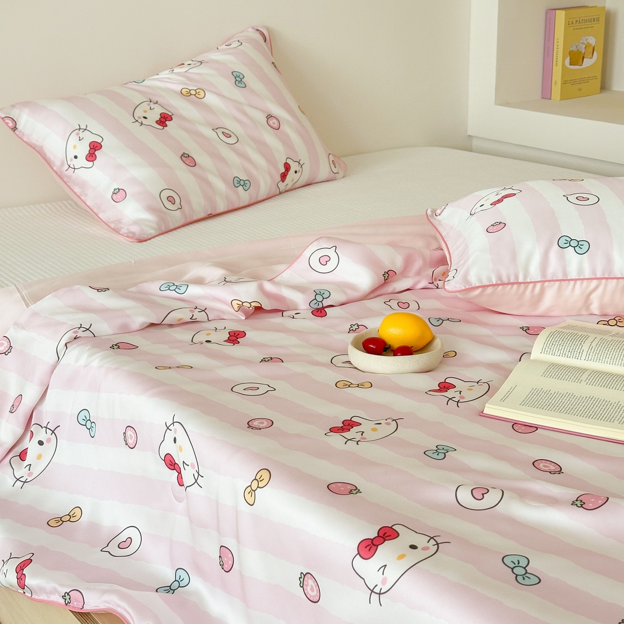 91家纺网 家纺一手货源 找家纺 西西家居 2025新款60支兰精天丝数码印花儿童夏被夏凉被空调被 蝴蝶结小猫