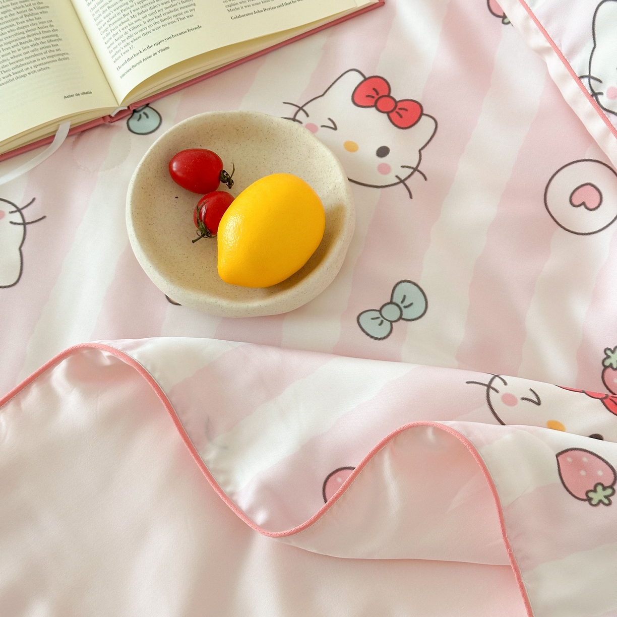 91家纺网 家纺一手货源 找家纺 西西家居 2025新款60支兰精天丝数码印花儿童夏被夏凉被空调被 蝴蝶结小猫