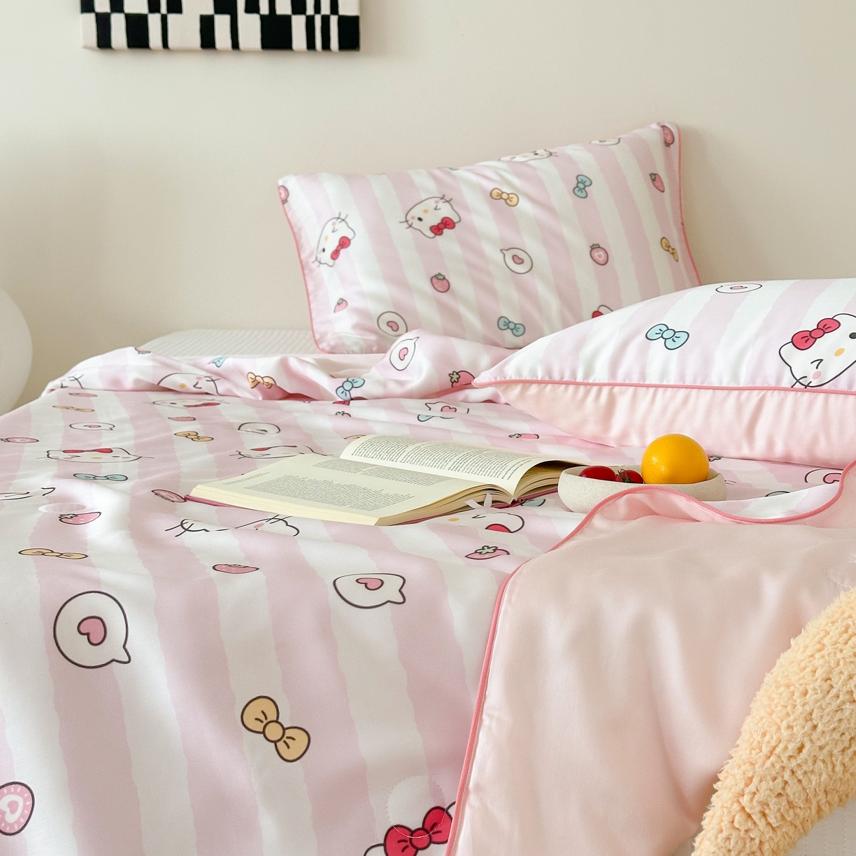 91家纺网 家纺一手货源 找家纺 西西家居 2025新款60支兰精天丝数码印花儿童夏被夏凉被空调被 蝴蝶结小猫