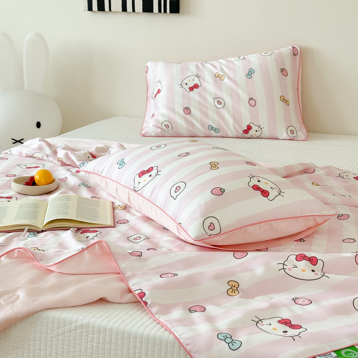 91家纺网 家纺一手货源 找家纺 西西家居 2025新款60支兰精天丝数码印花儿童夏被夏凉被空调被 蝴蝶结小猫