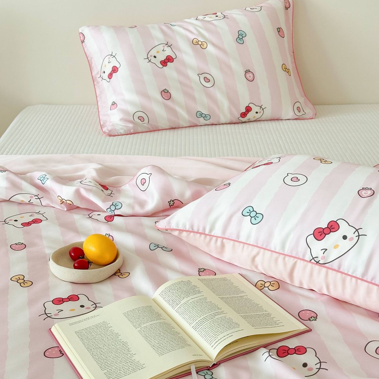 91家纺网 家纺一手货源 找家纺 西西家居 2025新款60支兰精天丝数码印花儿童夏被夏凉被空调被 蝴蝶结小猫