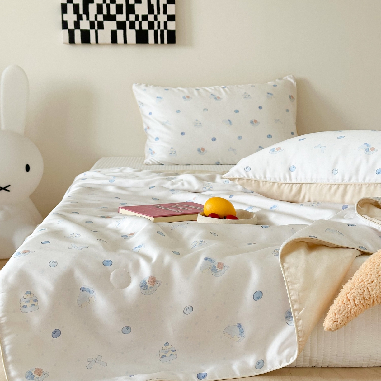 91家纺网 家纺一手货源 找家纺 西西家居 2025新款60支兰精天丝数码印花儿童夏被夏凉被空调被 蓝莓酸奶