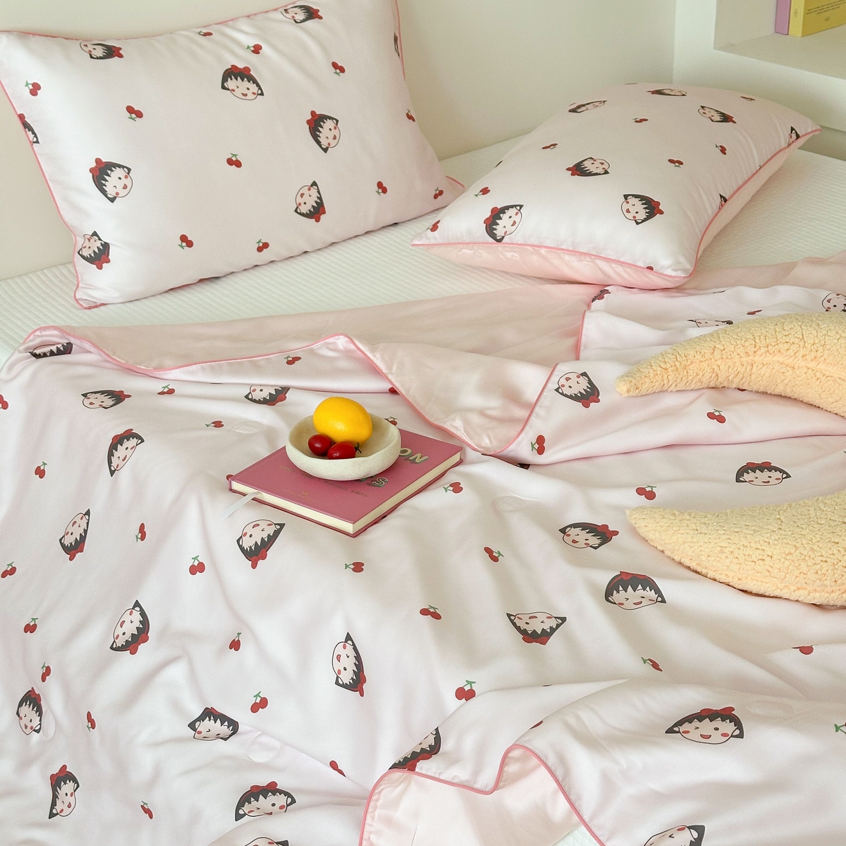 91家纺网 家纺一手货源 找家纺 西西家居 2025新款60支兰精天丝数码印花儿童夏被夏凉被空调被 樱桃女孩