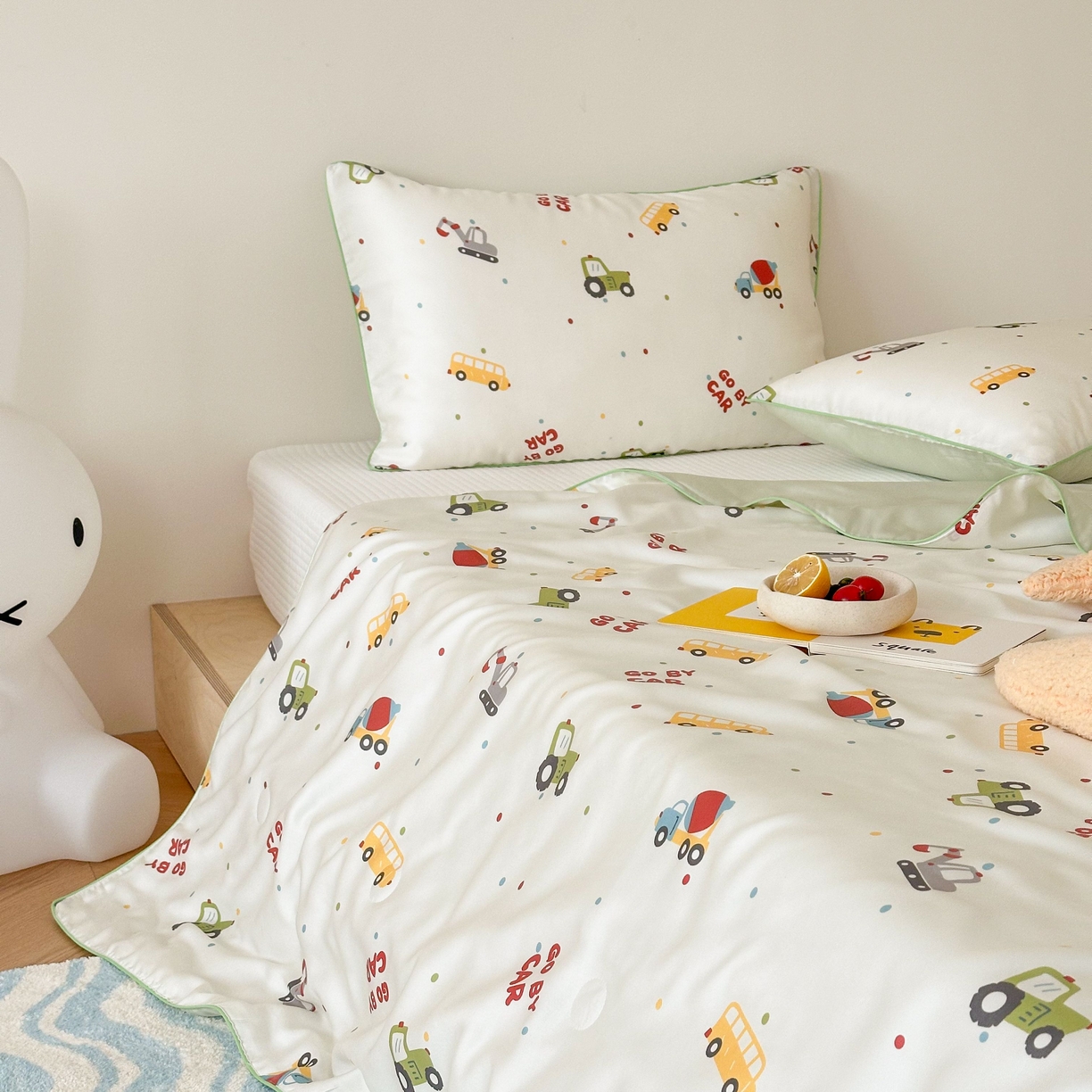 91家纺网 家纺一手货源 找家纺 西西家居 2025新款60支兰精天丝数码印花儿童夏被夏凉被空调被 工程车