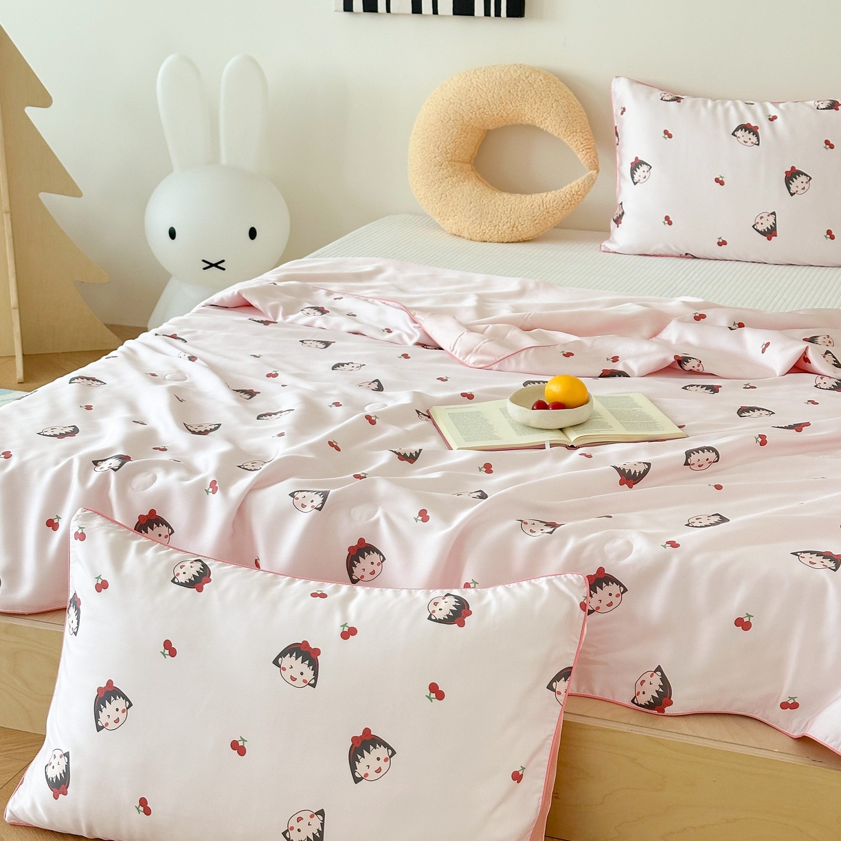 91家纺网 家纺一手货源 找家纺 西西家居 2025新款60支兰精天丝数码印花儿童夏被夏凉被空调被 樱桃女孩