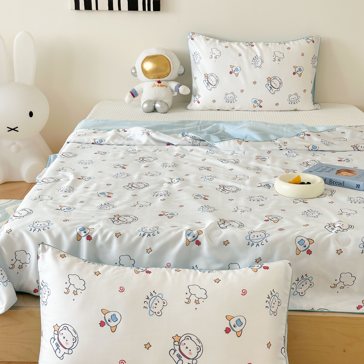 91家纺网 家纺一手货源 找家纺 西西家居 2025新款60支兰精天丝数码印花儿童夏被夏凉被空调被 星球小熊