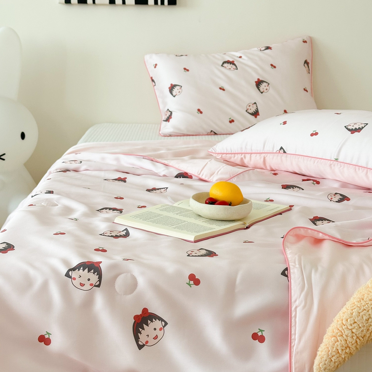 91家纺网 家纺一手货源 找家纺 西西家居 2025新款60支兰精天丝数码印花儿童夏被夏凉被空调被 樱桃女孩