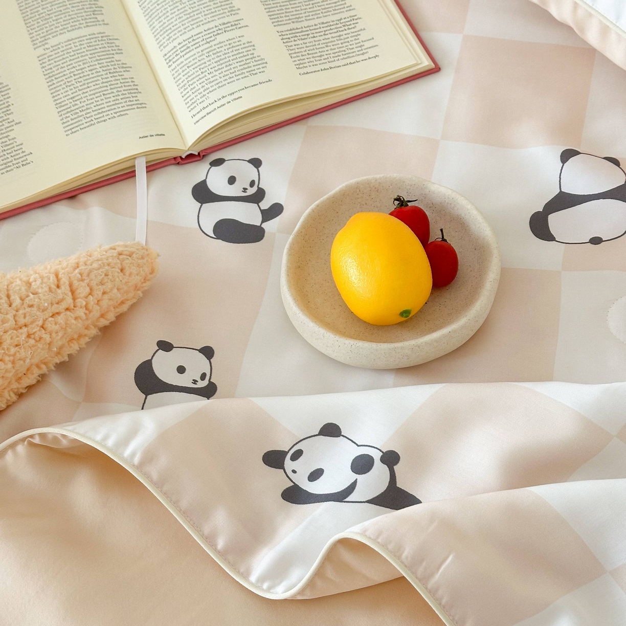 91家纺网 家纺一手货源 找家纺 西西家居 2025新款60支兰精天丝数码印花儿童夏被夏凉被空调被 格子熊猫-咖