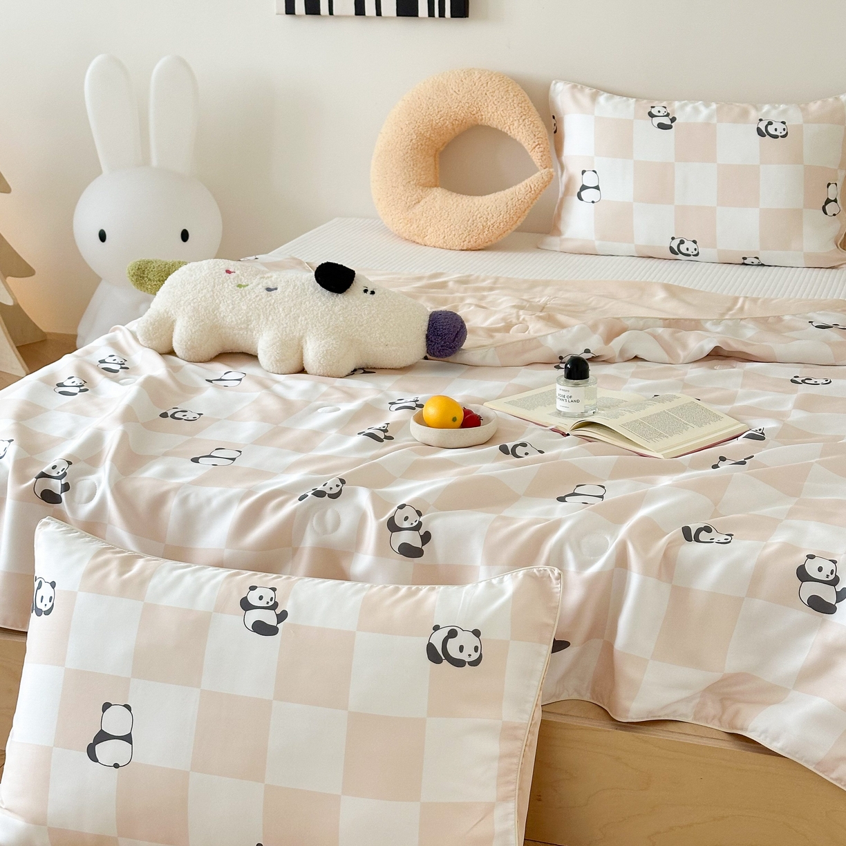 91家纺网 家纺一手货源 找家纺 西西家居 2025新款60支兰精天丝数码印花儿童夏被夏凉被空调被 格子熊猫-咖