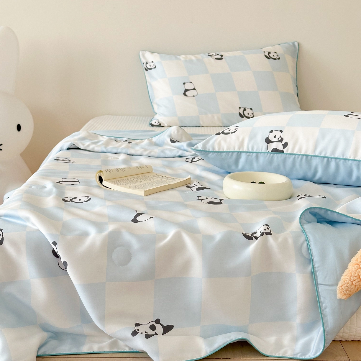 91家纺网 家纺一手货源 找家纺 西西家居 2025新款60支兰精天丝数码印花儿童夏被夏凉被空调被 格子熊猫-蓝