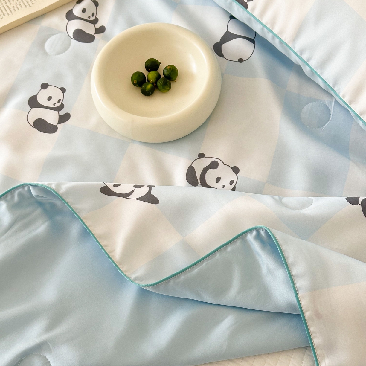 91家纺网 家纺一手货源 找家纺 西西家居 2025新款60支兰精天丝数码印花儿童夏被夏凉被空调被 格子熊猫-蓝