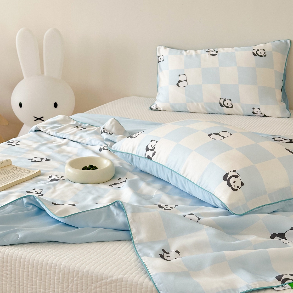 91家纺网 家纺一手货源 找家纺 西西家居 2025新款60支兰精天丝数码印花儿童夏被夏凉被空调被 格子熊猫-蓝