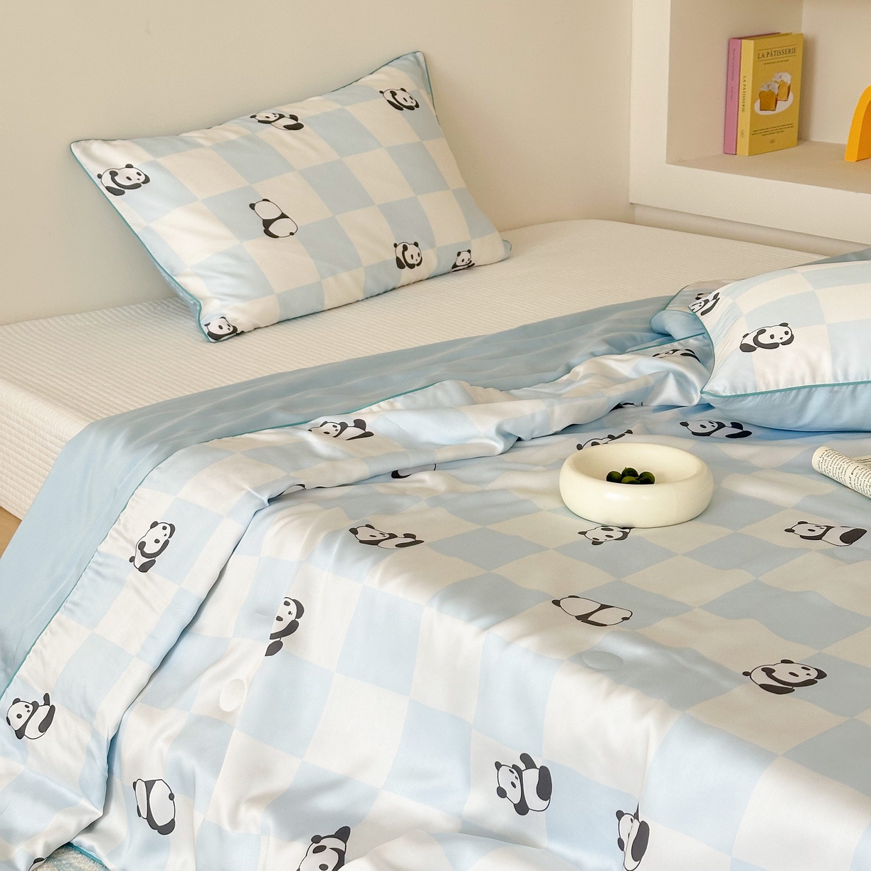 91家纺网 家纺一手货源 找家纺 西西家居 2025新款60支兰精天丝数码印花儿童夏被夏凉被空调被 格子熊猫-蓝