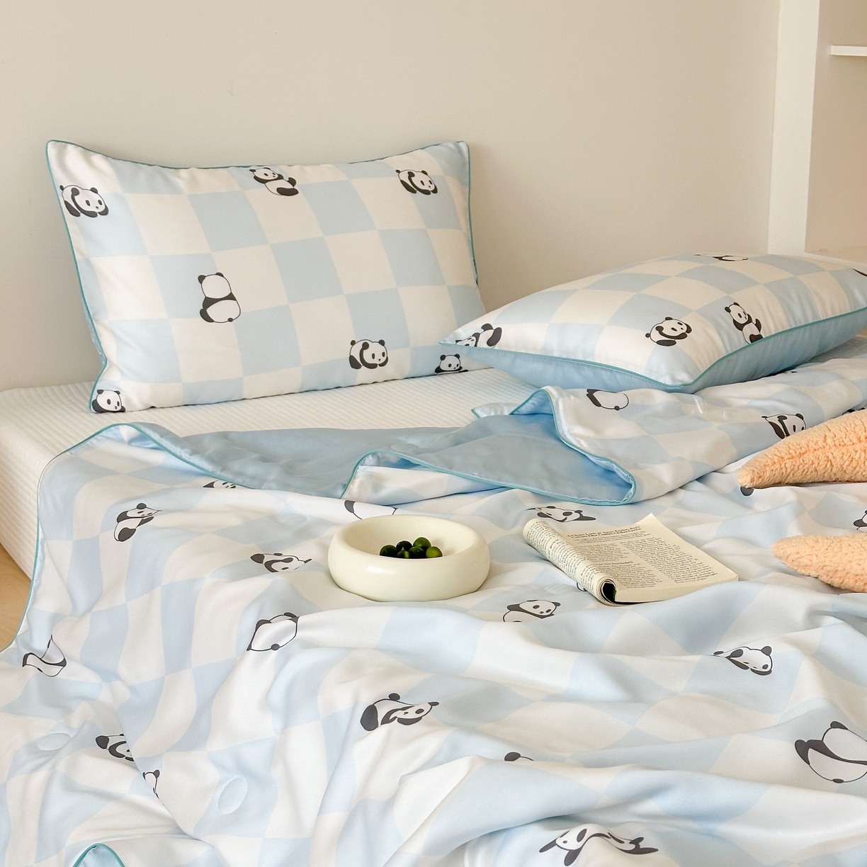 91家纺网 家纺一手货源 找家纺 西西家居 2025新款60支兰精天丝数码印花儿童夏被夏凉被空调被 格子熊猫-蓝