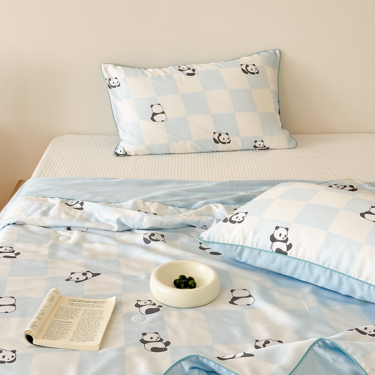 91家纺网 家纺一手货源 找家纺 西西家居 2025新款60支兰精天丝数码印花儿童夏被夏凉被空调被 格子熊猫-蓝