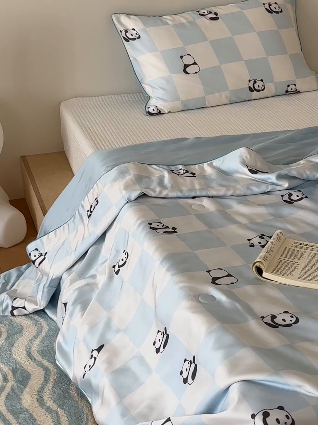 91家纺网 家纺一手货源 找家纺 西西家居 2025新款60支兰精天丝数码印花儿童夏被夏凉被空调被 格子熊猫-蓝