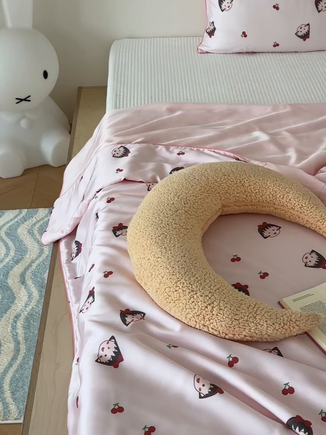 91家纺网 家纺一手货源 找家纺 西西家居 2025新款60支兰精天丝数码印花儿童夏被夏凉被空调被 樱桃女孩