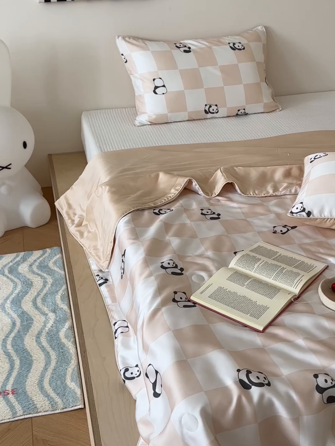 91家纺网 家纺一手货源 找家纺 西西家居 2025新款60支兰精天丝数码印花儿童夏被夏凉被空调被 格子熊猫-咖