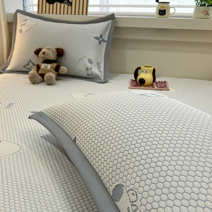 91家纺网 家纺一手货源 找家纺 857家居 2025新款卡皮巴拉凉豆豆凉席套件-床单款 卡皮巴拉-灰色