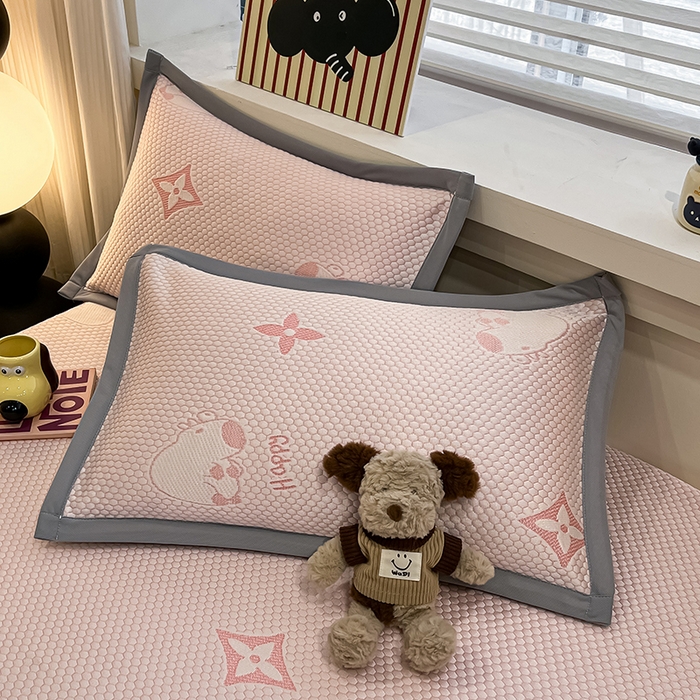 91家纺网 家纺一手货源 找家纺 857家居 2025新款卡皮巴拉凉豆豆凉席套件-床单款 卡皮巴拉-粉色