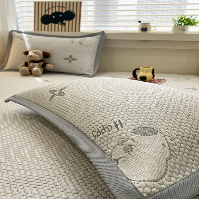 91家纺网 家纺一手货源 找家纺 （总）857家居 2025新款卡皮巴拉凉豆豆凉席套件-床笠款