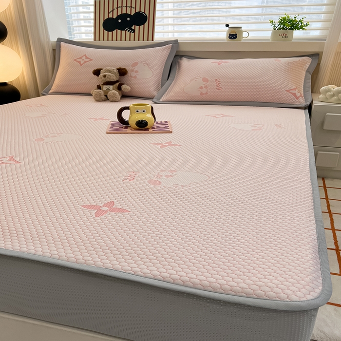 91家纺网 家纺一手货源 找家纺 857家居 2025新款卡皮巴拉凉豆豆凉席套件-床笠款 卡皮巴拉-粉色