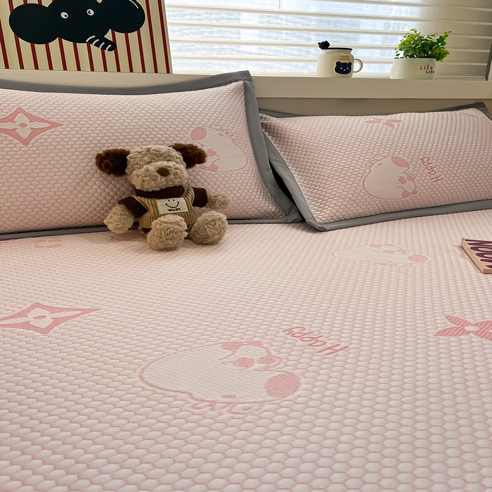 91家纺网 家纺一手货源 找家纺 857家居 2025新款卡皮巴拉凉豆豆凉席套件-床笠款 卡皮巴拉-粉色