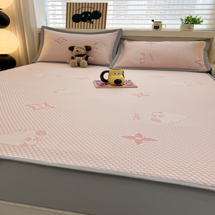 91家纺网 家纺一手货源 找家纺 857家居 2025新款卡皮巴拉凉豆豆凉席套件-床笠款 卡皮巴拉-粉色