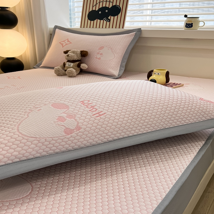 91家纺网 家纺一手货源 找家纺 857家居 2025新款卡皮巴拉凉豆豆凉席套件-床笠款 卡皮巴拉-粉色