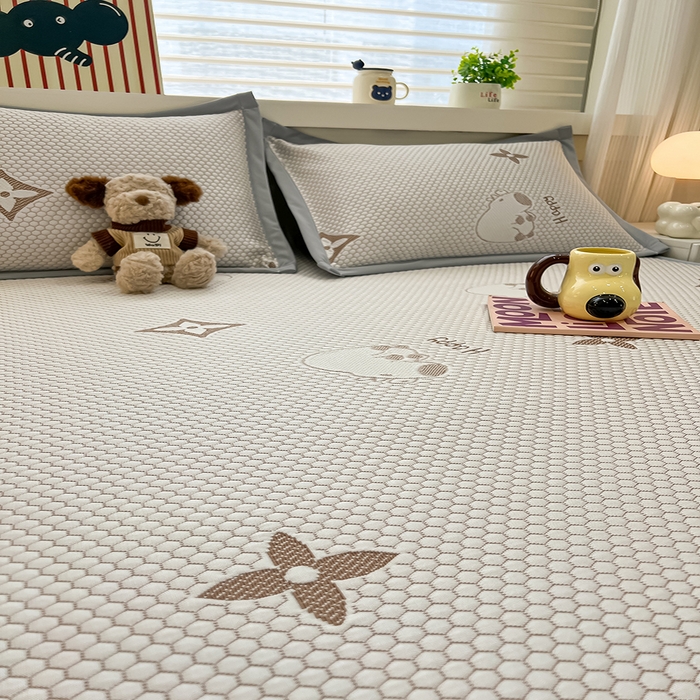 91家纺网 家纺一手货源 找家纺 857家居 2025新款卡皮巴拉凉豆豆凉席套件-床笠款 卡皮巴拉-咖色