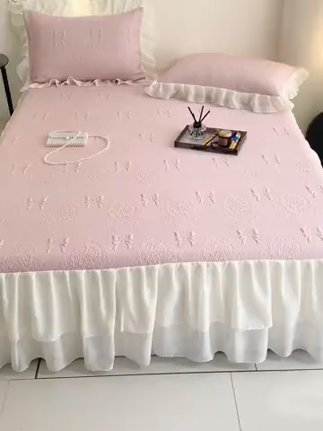 91家纺网 家纺一手货源 找家纺 （总）857家居 2025新款手捧花凉豆豆床裙凉席三件套