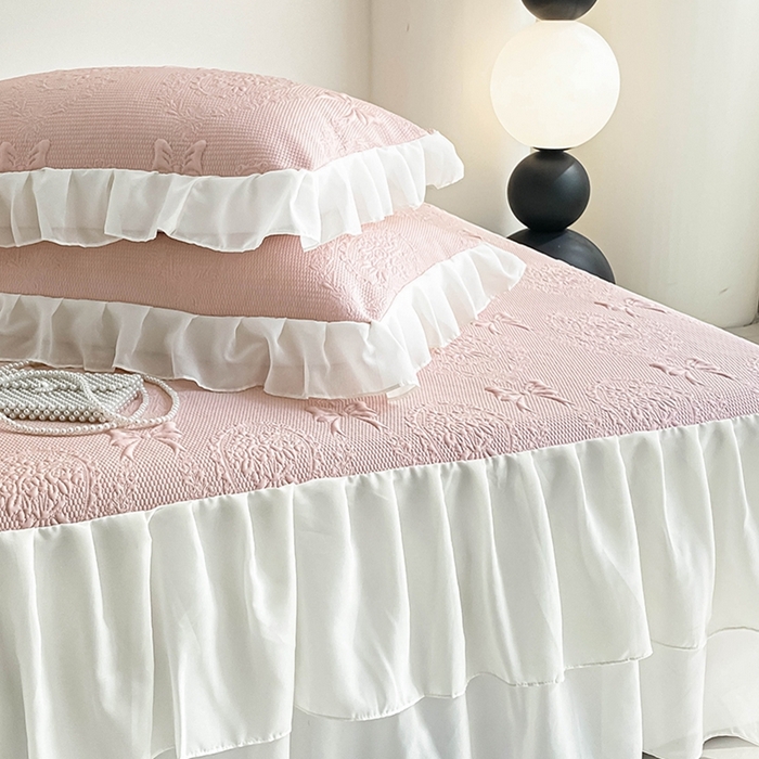 91家纺网 家纺一手货源 找家纺 857家居 2025新款手捧花凉豆豆床裙凉席三件套 手捧花粉