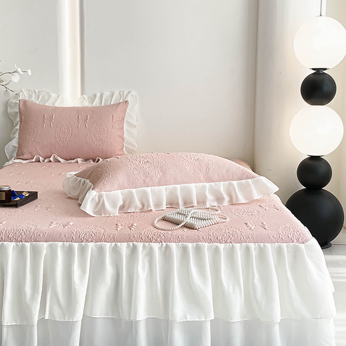 91家纺网 家纺一手货源 找家纺 857家居 2025新款手捧花凉豆豆床裙凉席三件套 手捧花粉