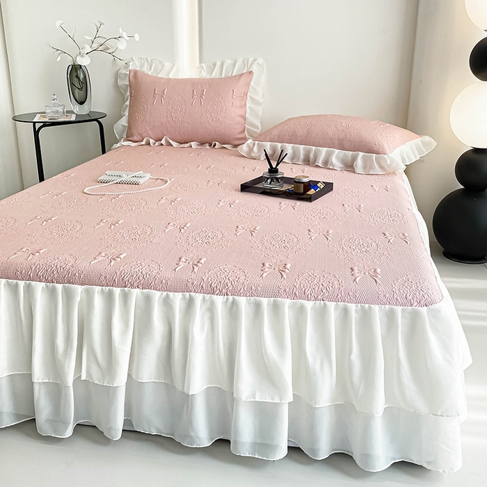 91家纺网 家纺一手货源 找家纺 857家居 2025新款手捧花凉豆豆床裙凉席三件套 手捧花粉