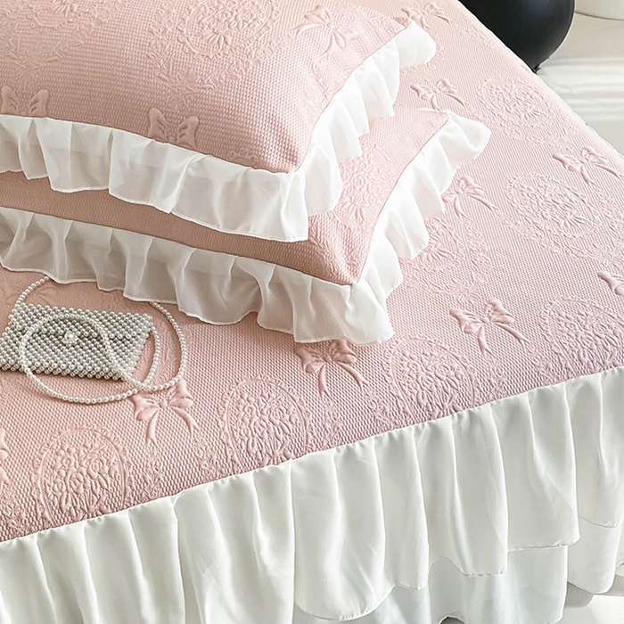 91家纺网 家纺一手货源 找家纺 857家居 2025新款手捧花凉豆豆床裙凉席三件套 手捧花粉