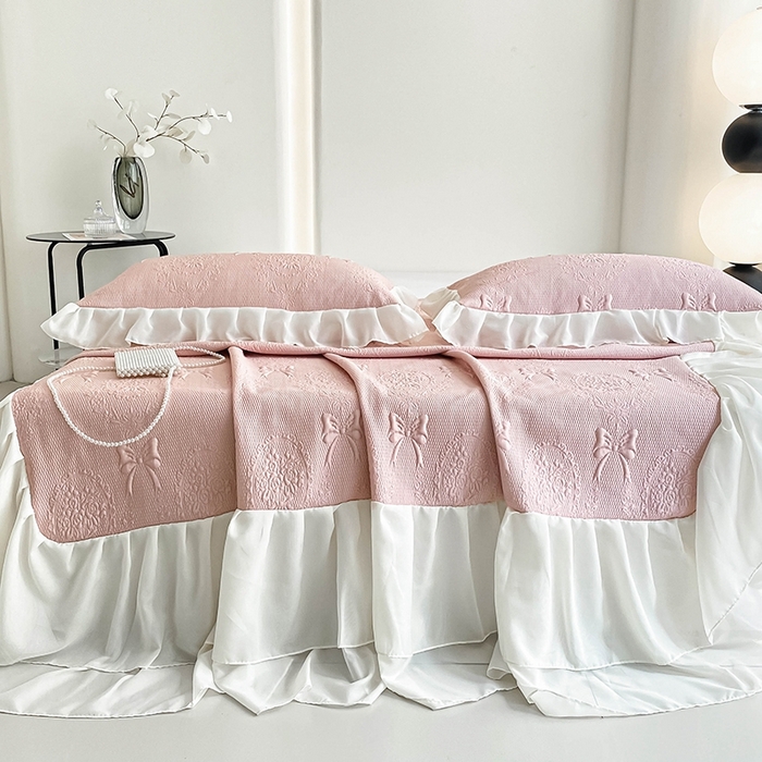 91家纺网 家纺一手货源 找家纺 857家居 2025新款手捧花凉豆豆床裙凉席三件套 手捧花粉