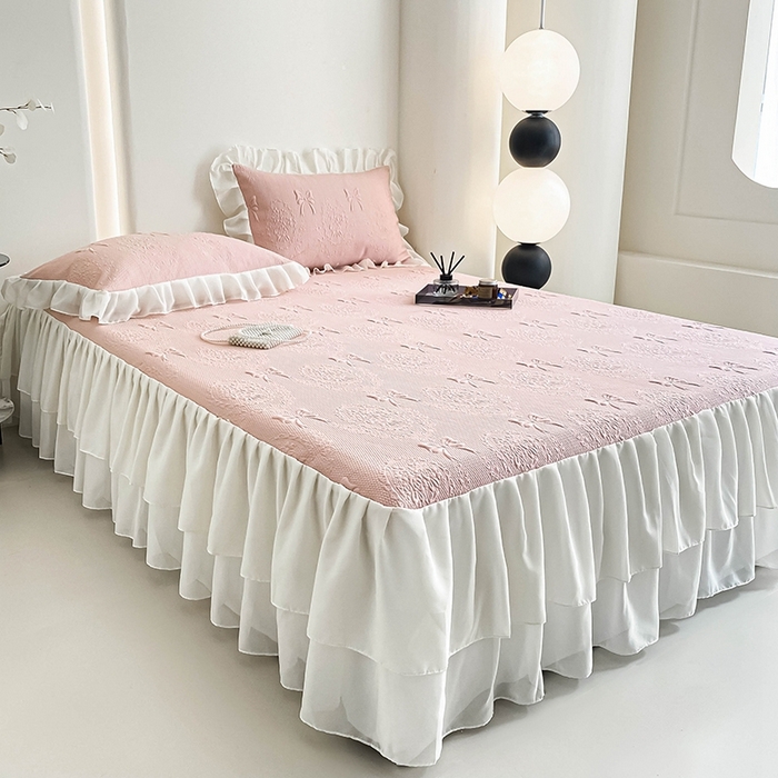 91家纺网 家纺一手货源 找家纺 857家居 2025新款手捧花凉豆豆床裙凉席三件套 手捧花粉