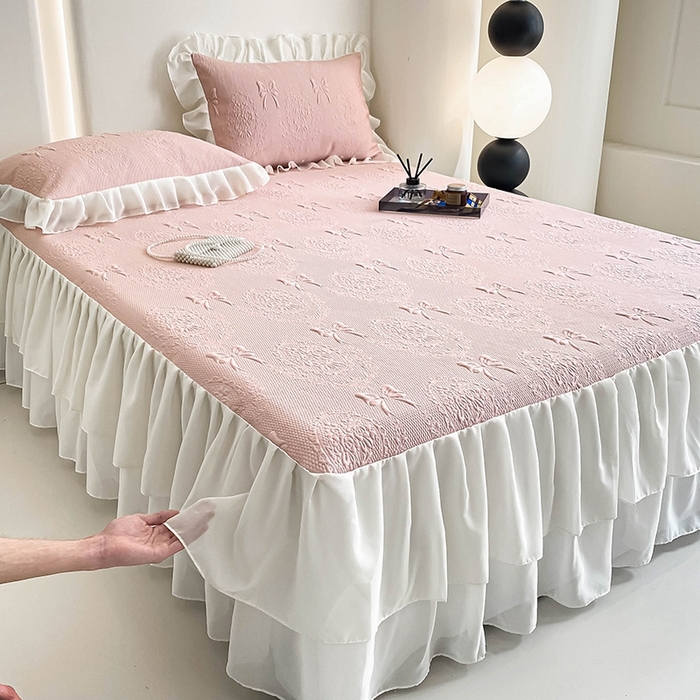 91家纺网 家纺一手货源 找家纺 857家居 2025新款手捧花凉豆豆床裙凉席三件套 手捧花粉