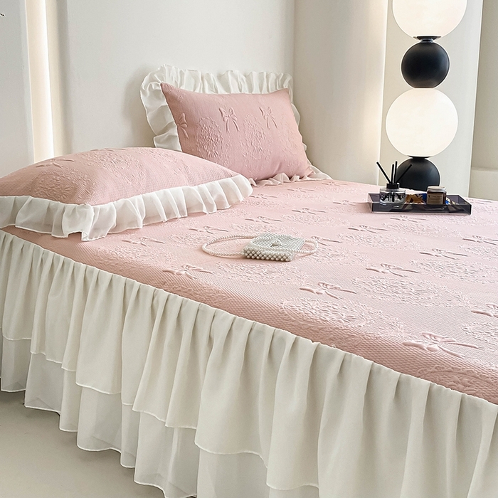 91家纺网 家纺一手货源 找家纺 857家居 2025新款手捧花凉豆豆床裙凉席三件套 手捧花粉