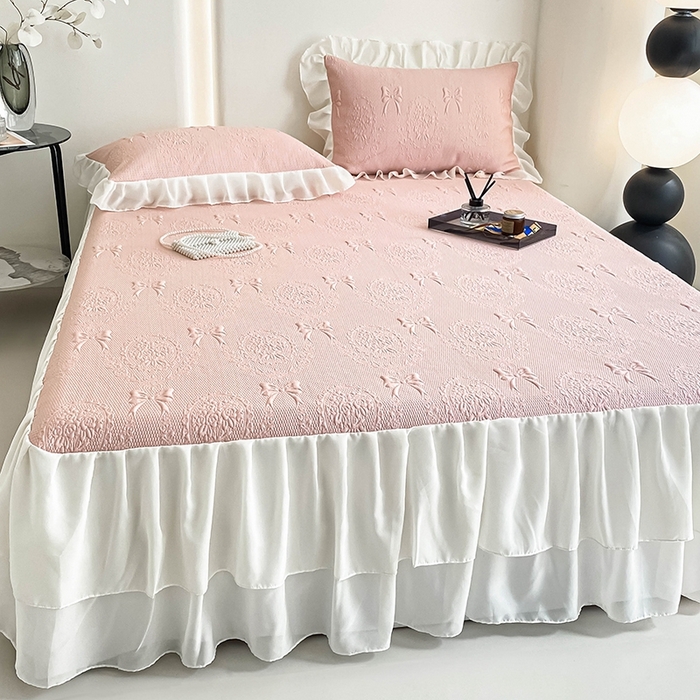 91家纺网 家纺一手货源 找家纺 857家居 2025新款手捧花凉豆豆床裙凉席三件套 手捧花粉