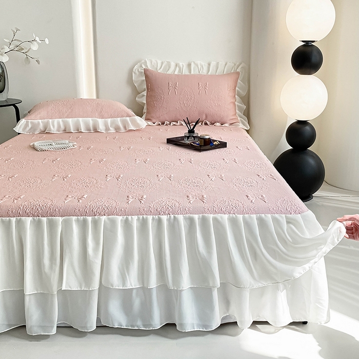 91家纺网 家纺一手货源 找家纺 857家居 2025新款手捧花凉豆豆床裙凉席三件套 手捧花粉