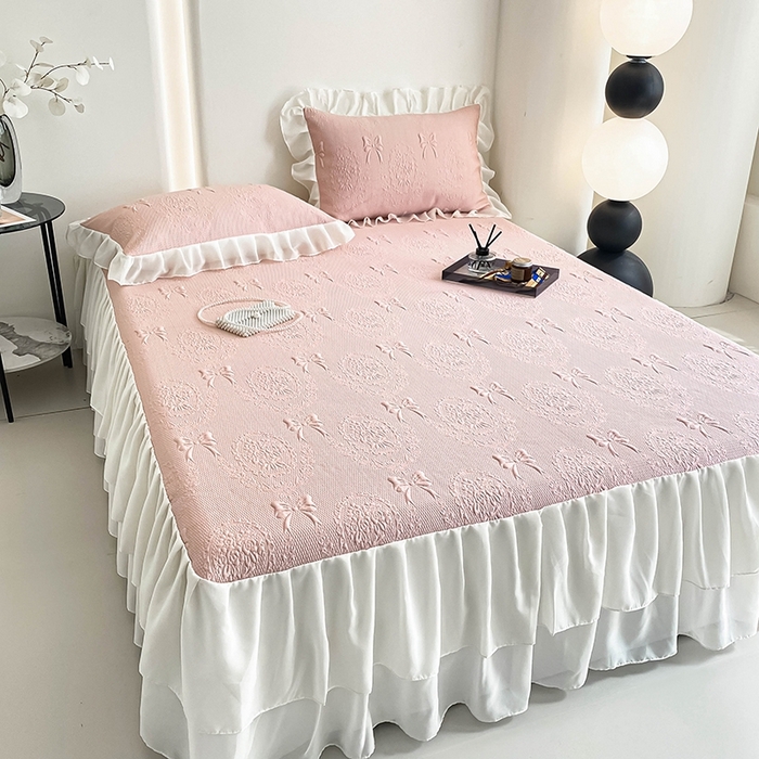 91家纺网 家纺一手货源 找家纺 857家居 2025新款手捧花凉豆豆床裙凉席三件套 手捧花粉